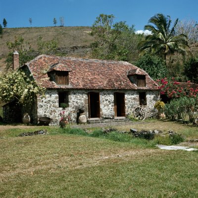 Vista da antiga fazenda de açúcar Pagerie e local de nascimento da futura imperatriz Josefina, em Trois-Ilets de Unknown artist
