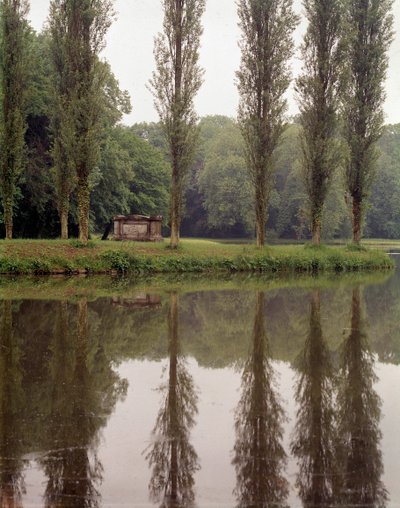 Vista do túmulo do filósofo suíço Jean Jacques Rousseau (1712-1778) em Ermenonville (Oise) de Unknown artist