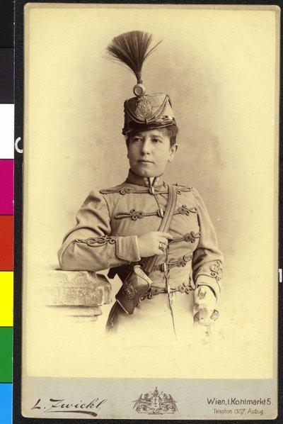 Mulher uniformizada de Unknown artist