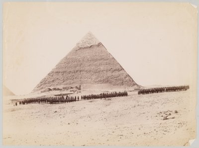 XIX Hussardos formaram-se na frente de uma pirâmide em Gizé, Egito, 1882 por volta de de Unknown