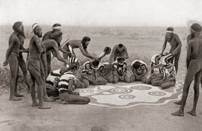 Uma cerimónia Totemic da Tribo de Warramunga, Austrália de Unknown photographer