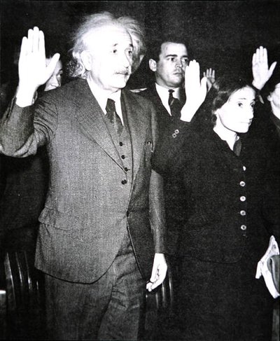 Albert Einstein e a sua enteada Margot fazem o juramento de cidadania americana, Nova Jérsia de Unknown photographer