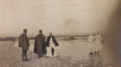 Álbum da Primeira Guerra Mundial em Friuli-Venezia Giulia: oficiais e enfermeiras da Cruz Vermelha sobre o rio Natisone de Unknown photographer