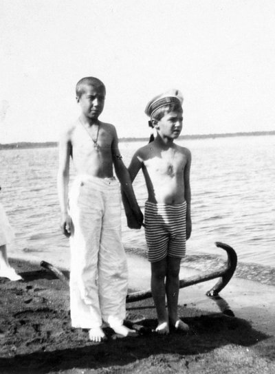 Alexei, o czarevich, enquanto brinca na praia de Livadia, na Crimeia (foto p/b) de Unknown photographer