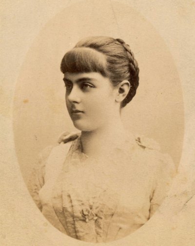 Baronesa Marie Alexandrine "Mary" von Vetsera (19 de março de 1871 - 30 de janeiro de 1889) (foto) de Unknown photographer