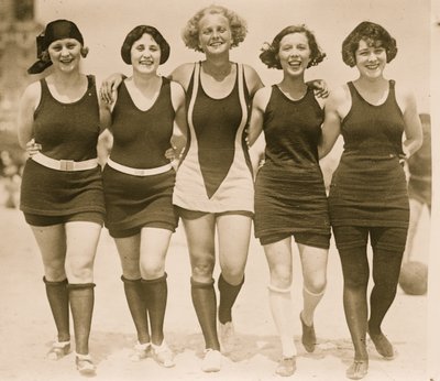 Beldades de braço dado na praia (foto) de Unknown photographer