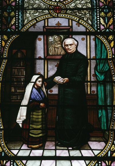 Bernadette e o abade Peyramale, vitral da igreja paroquial de Lourdes, Languedoc-Roussillon-Midi-Pyrenees, França, século XX de Unknown photographer