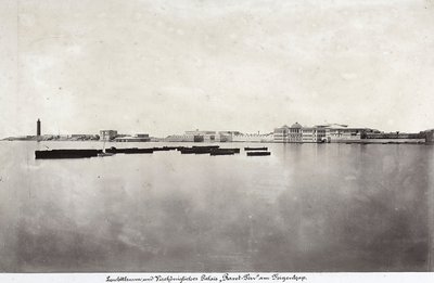 Barcos no meio do mar com parte da cidade de Alexandria como pano de fundo, no Egipto de Unknown photographer
