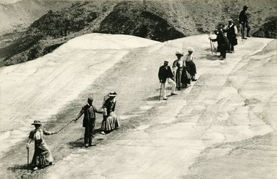 Chamonix (Haute-Savoie, Alpes): travessia do Mer de Glace por um grupo de turistas elegantes com o seu guia Savoy de Unknown photographer
