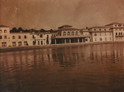 Fachadas de alguns edifícios viradas para a água, na ilha Grande Brijun (Veliki Brijun), Ilhas Brijuni de Unknown photographer
