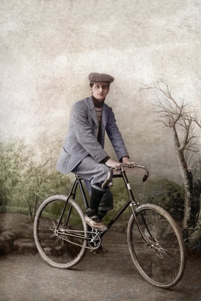 Fernand Ochse numa bicicleta, França, cerca de 1920 (foto) de Unknown photographer
