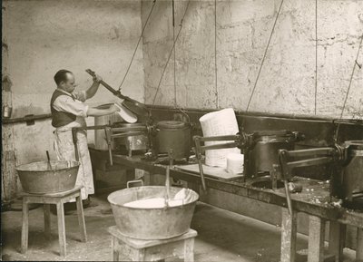 França, Centro, Indre-et-Loire (37), Tours: Laboratoire Metadier: um homem prepara os moldes para o fabrico das pastilhas de Kalmine de Unknown photographer