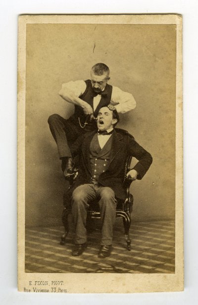 França, Fotografia profissional de um dentista que extrai dentes de Unknown photographer