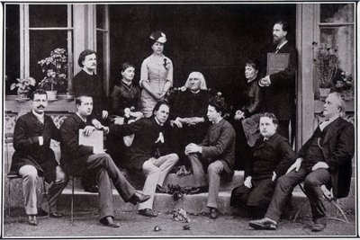 Franz Liszt (1811-1886), em Weimar, no círculo dos seus alunos favoritos. de Unknown photographer
