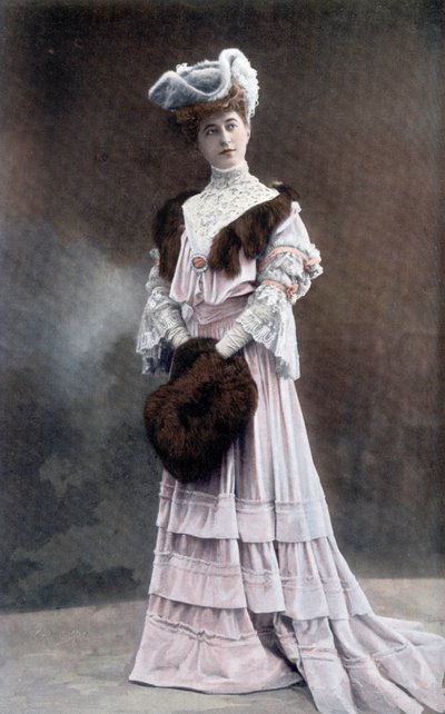 A comediante francesa Gabrielle Dorziat (1880-1979), foto de Reutlinger do jornal francês "Le Theatre", setembro de 1905 de Unknown photographer