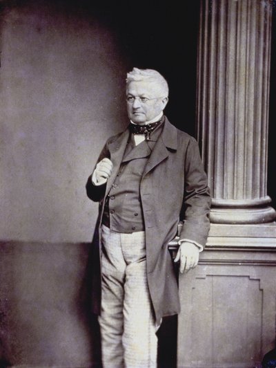 Retrato de corpo inteiro do político francês Adolphe Thiers num elegante traje do século XIX de Unknown photographer