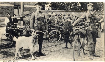 Gat: mascote dos soldados durante a Primeira Guerra Mundial (1914-1918). de Unknown photographer