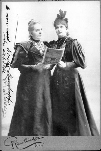 A cantora alemã Mathilde Marchesi (1821-1913) e a cantora australiana Nellie (Nelly) Melba (1861-1931). Fotografia do final do século XIX de Unknown photographer