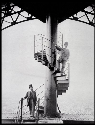 Gustave Eiffel e seu genro Adolphe Salles na escadaria da Torre Eiffel, Paris de Unknown photographer