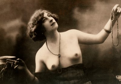 Retrato a meio comprimento de uma jovem mulher parcialmente nua. de Unknown photographer