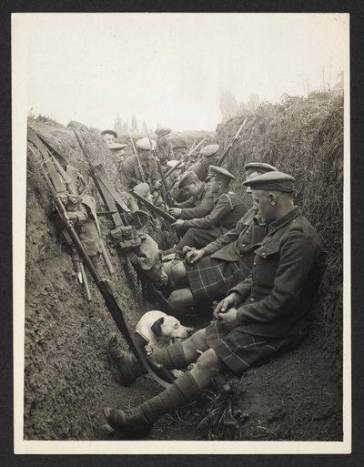 Territoriais de Highland numa trincheira [La Gorgue, França]. 5 de agosto de 1915. de Unknown photographer