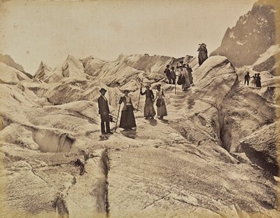 Caminhantes no gelo do "Mer de Glace" no Mont Blanc, Chamonix, França de Unknown photographer