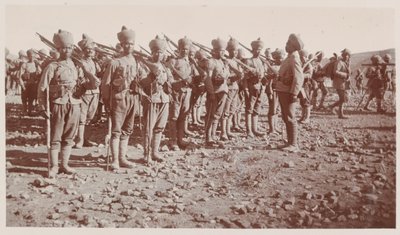 Soldados do Exército indiano desfilam durante operações no Waziristão de Unknown photographer