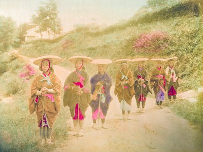 Mulheres japonesas. Sete mulheres japonesas em fila numa estrada rural. Japão, cerca de 1910. de Unknown photographer