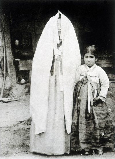 Mulher coreana e jovem rapariga de Unknown photographer