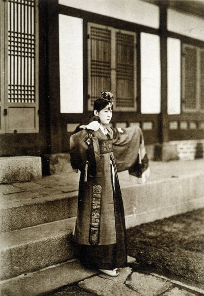Dançarina Kusang Coreenne (final do século XIX). de Unknown photographer