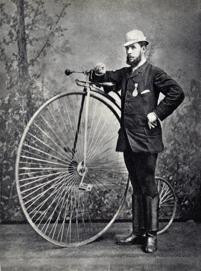 Homem posando com o grande bi (grand bi), o ancestral do velocipede. Fotografia, final do século XIX, Paris. Coll. Selva. de Unknown photographer