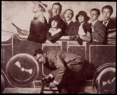 Max Morise, Simone Breton, Paul Eluard, Joseph Delteil, Gala Desnos, André Breton e Max Ernst (na bicicleta), na Feira de Montmartre de Unknown photographer