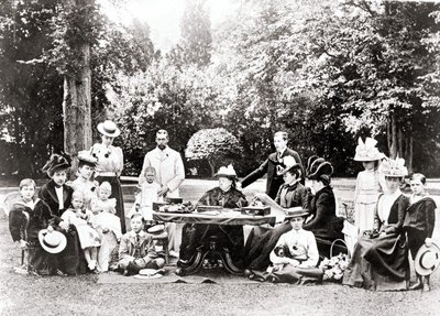 Membros da Família Real Britânica, incluindo o Rei George V, o Rei Edward VIII em torno da Rainha Victoria numa festa no jardim. Fotografia entre 1895 e 1901. de Unknown photographer