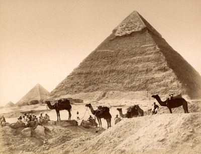 Homens e camelos em frente à pirâmide de Chefren de Unknown photographer