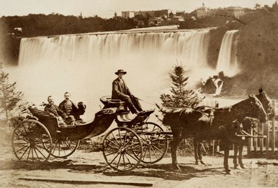 Homens numa carruagem pararam perto de uma cascata. de Unknown photographer