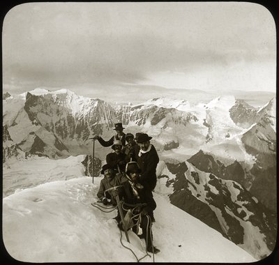 Montanhismo no final do século XIX ou início do século XX: grupo de montanhistas no cume do Wetterhorn (literalmente "Corno do Tempo", 3,692 m), cume do maciço de Wetterhorner, Alpes Berneses, Cantão de Berna, Suíça - escalada, cordeiro - fotog de Unknown photographer