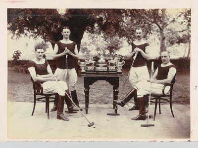 Equipe de pólo com troféus de Unknown photographer