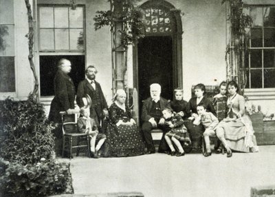 Retrato de Victor Hugo no exílio em Guernsey em 1866 com Juliette Drouet à sua direita. de Unknown photographer