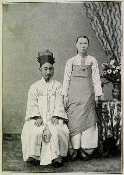 Retrato de um funcionário público Coreen e sua esposa no final do século XIX. de Unknown photographer