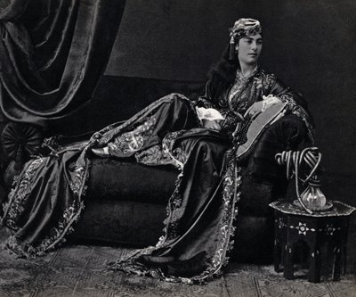 Retrato de uma senhora turca. Fotografia, final do século XIX, Paris. Col. Selva. de Unknown photographer