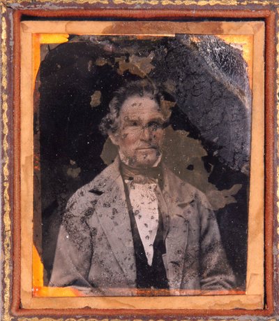 Retrato de um homem. Daguerreótipo (Daguerre) sob moldura por volta de 1850. de Unknown photographer