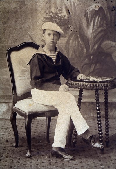 Retrato do filho do príncipe Carlos de Bourbon, em fato de marinheiro de Unknown photographer