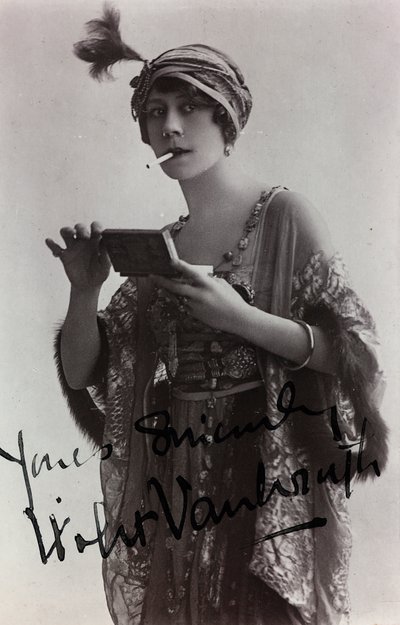 Retrato da atriz inglesa Violet Vanbrugh, cartão postal de Unknown photographer