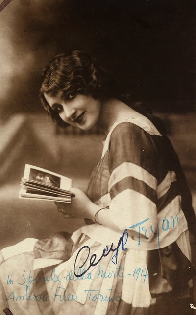 Retrato da atriz Cecyl Tryan no cenário do filme "Spirale della morte", de 1918 de Unknown photographer