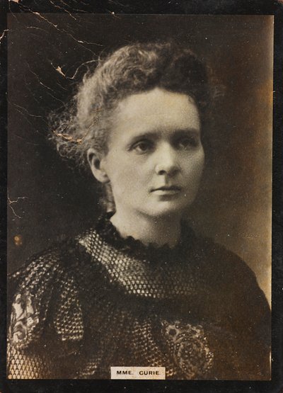 Retrato da química e física Marie Sk#322;odowska-Curie (1867-1934), mulher de Pierre Curie, Prémio Nobel da Física em 1903 com o marido e da Química em 1911 de Unknown photographer