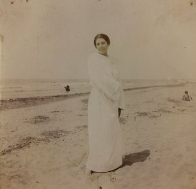 Retrato na praia em Forte dei Marmi, Versilia, c.1910 (foto) de Unknown photographer