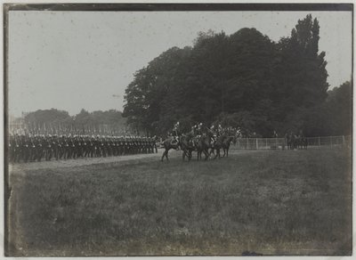 Revista de 14 de julho, desfile da escola de Saint-Cyr, Paris, c.1900 (fotografia a preto e branco) de Unknown photographer