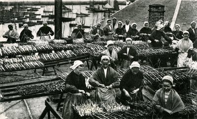 Indústria da sardinha, Finistère, Bretanha (fotografia a preto e branco) de Unknown photographer