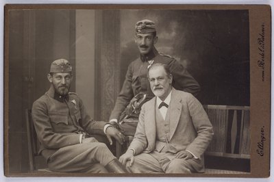 Sigmund Freud com os seus filhos, Ernst e Martin, envergando uniformes militares, c.1916 (fotografia a preto e branco) de Unknown photographer