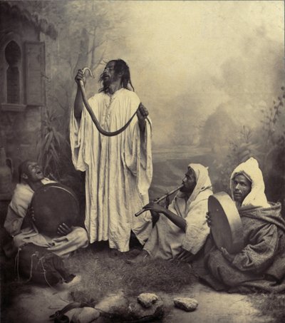 Encantadores de serpentes em Tânger, Marrocos. de Unknown photographer